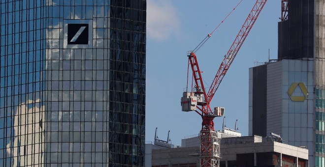 Las sedes de Commerzbank y de Deutsche Bank en el distrito financiero de Fráncfort. REUTERS/Kai Pfaffenbach