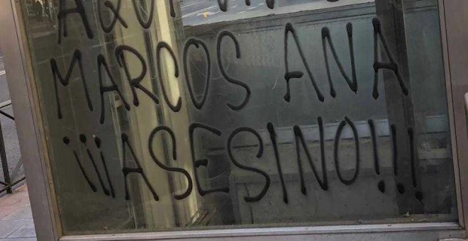 Pintadas en la placa en memoria del poeta Marcos Ana y cerca del portal del número 30 de la calle Narváez, donde vivió el literato.