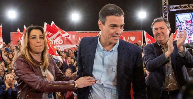 El presidente del Gobierno y secretario general del PSOE, Pedro Sánchez, haciendo. (EFE)