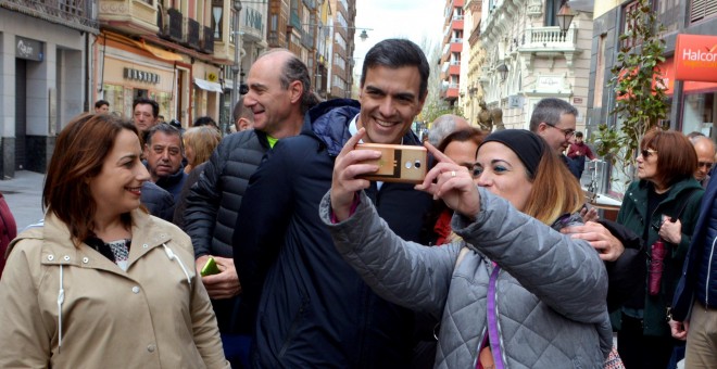 El secretario general del PSOE y presidente del Gobierno, Pedro Sánchez, se fotografía con simpatizantes durante el recorrido efectuado por las calles de Palencia antes de un acto de precampaña. EFE/A. Alvarez