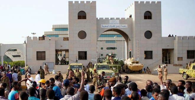 12/04/2019 - Los manifestantes protestan contra el anuncio del ejército de que al-Bashir será reemplazado por un consejo de transición dirigido por militares frente al Ministerio de Defensa en Jartum | REUTERS