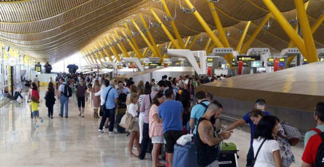 Imagen de archivo del aeropuerto de Adolfo Suárez de Madrid. / EFE