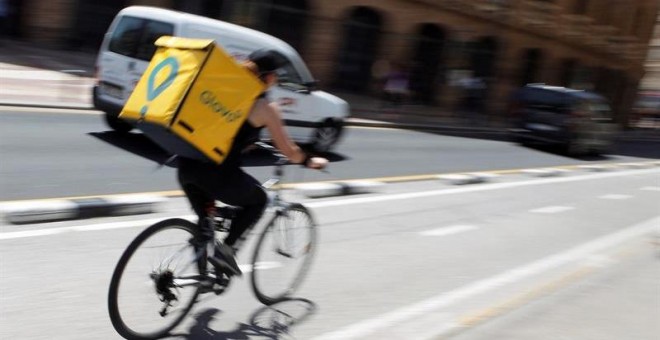 28/05/2019.-Las plataformas digitales de reparto a domicilio como Delivero, Glovo o Ubereats están bajo lupa en España, donde se cuestiona el tipo de vinculación laboral con sus repartidores, más aún después de la muerte de uno de ellos el sábado y la cel