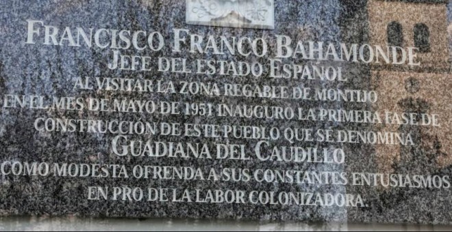 Una placa en honor al dictador Francisco Franco en Guadiana del Caudillo.- REUTERS