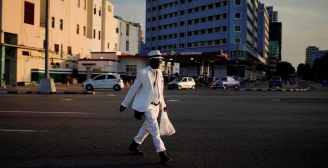 Un hombre pasea por una calle de La Habana. (ALEXANDRE MENEGHINI | REUTERS)