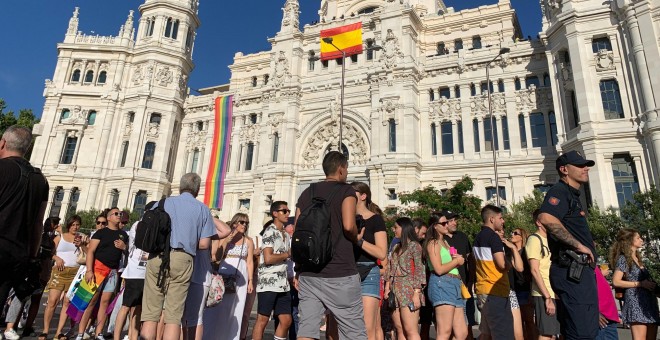 Miles de personas esperan al paso de las carrozas del Orgullo 2019 en la plaza de Cibeles, con la sede del Ayuntamiento de Madrid de fondo. /ESTEFANÍA ROSELLÓ