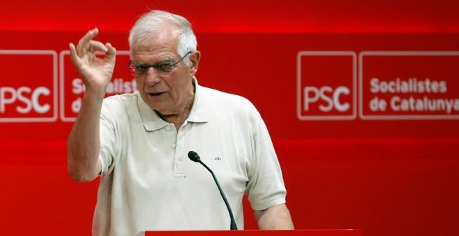 El ministro de Asuntos Exteriores en funciones, Josep Borrell, el primer secretario del PSC, Miquel Iceta, y el secretario de política municipal, Jaume Collboni, participan en el acto de clausura de la Escuela de Verano del PSC.-EFE/Toni Albir