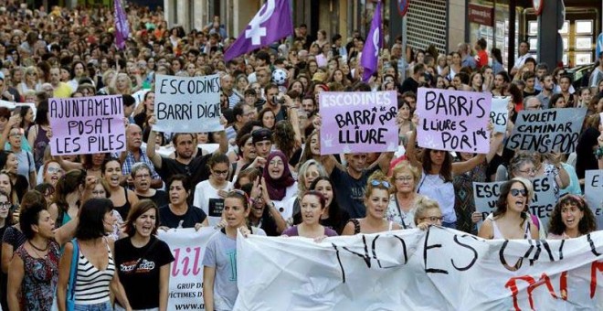 Concentración de repulsa por la agresión sexual sufrida en la madrugada del domingo por una menor de 17 años en Manresa (Barcelona). (SUSANNA SÁEZ | EFE)