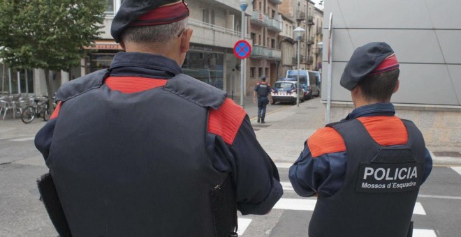 Dos agentes de los Mossos. / EFE