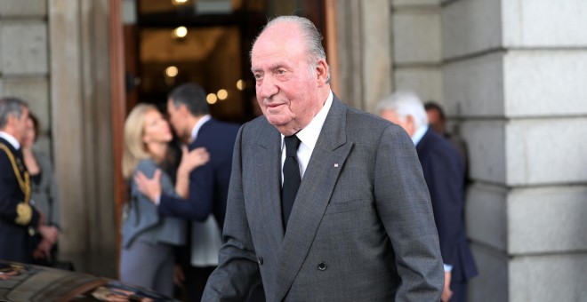 El rey emérito, Juan Carlos I, durante la capilla ardiente de Pérez Rubalcaba el pasado mayo. / Europa Press