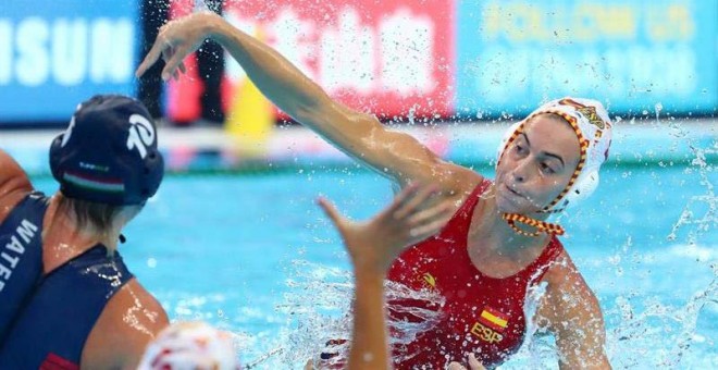 La española Beatriz Ortiz dispara a portería durante el partido contra Hungría. (EFE)