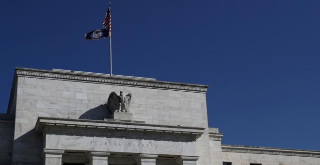 Detalle de la fachada del edificio de la Reserva Federal, en Washington. REUTERS/Leah Millis