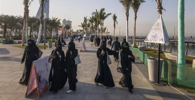 Un grupo de mujeres paseando en Yida, Arabia Saudí. EP/John May