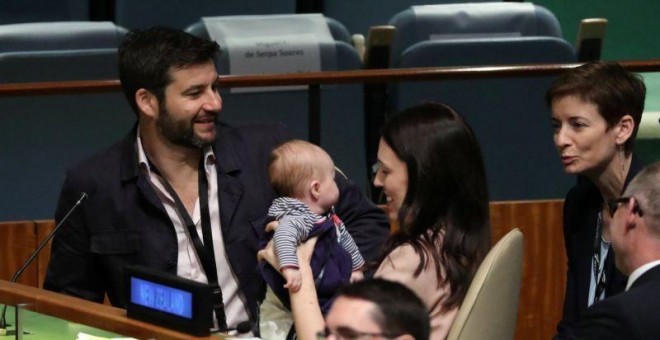 La primera ministra de Nueva Zelanda, Jacinda Ardern, sosteniendo a su bebé. - CARLO ALLEGRI (REUTERS)