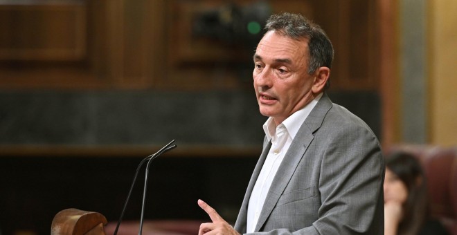 El diputado de Izquierda Unida y secretario general del PCE, Enrique Santiago, en la tribunal del Congreso. EFE/ Fernando Villar