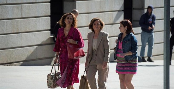 La vicepresidenta del Gobierno en funciones, Carmen Calvo (d), la número dos del PSOE, Adriana Lastra (c) y la ministra de Hacienda en funciones, María Jesús Montero (i), a su llegada hoy martes al Congreso de los Diputados para asistir a la reunión con U