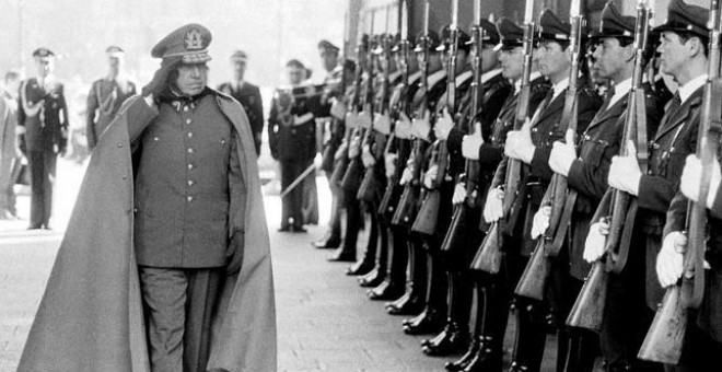 El exdictador chileno Augusto Pinochet ante sus tropas en 1975 - REUTERS