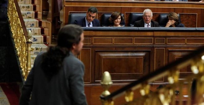 El líder de Unidas Podemos, Pablo Iglesias, pasa ante los miembros del Gobierno Pedro Sánchez (4d), Carmen Calvo (3d) y los ministros Josep Borrell (2d) y Dolores Delgado (d) al término de su réplica a la comparecencia del presidente del Gobierno en funci