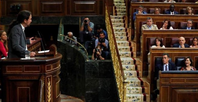 El líder de Unidas Podemos, Pablo Iglesias, se dirige a Pedro Sánchez en el Congreso. (EMILIO NARANJO | EFE)