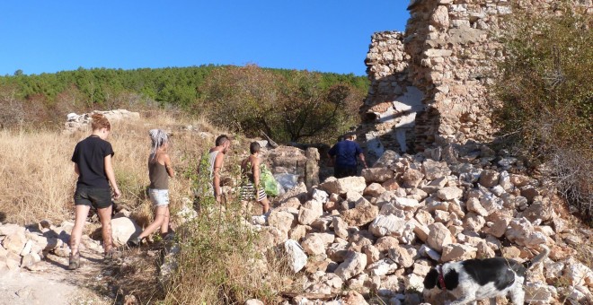 19/09/2019 - Voluntarios recorriendo el pueblo reconstruido de Fraguas.