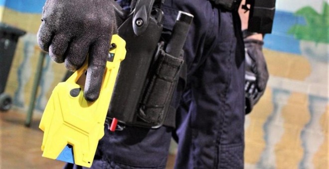 Un agente de los Mossos con una pistola Taser. EUROPA PRESS