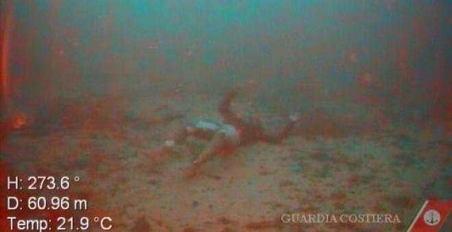 Captura del vídeo de rescate de los cuerpos del naufragio de Lampedusa el pasado 7 de octubre. / Guardia Costeira