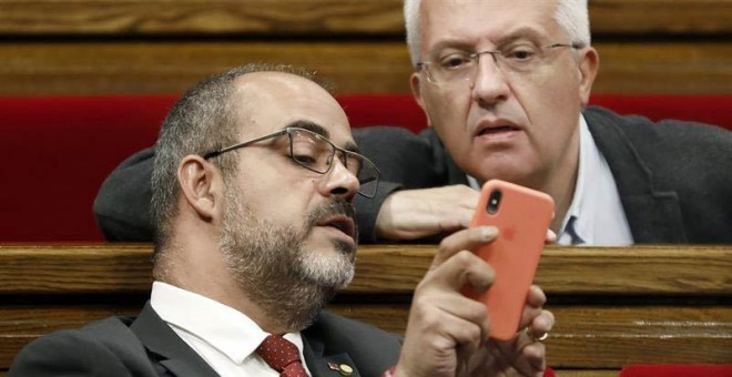 El conseller de Interior de la Generalitat, Miquel Buch (i), y el diputado de JxCat, Josep Maria Forné, en el Parlament de Catalunya. (ANDREU DALMAU | EFE)