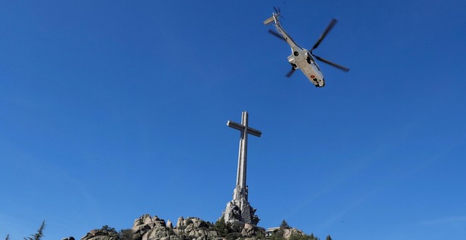 Una vista del helicóptero que transportaba el ataúd del dictador Francisco Franco en el Valle de los Caidos (San Lorenzo de El Escorial, España. REUTERS / J.J. Guillén