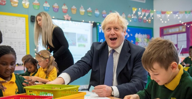 Boris Johnson visita una escuela británica. REUTERS/Paul Grover.