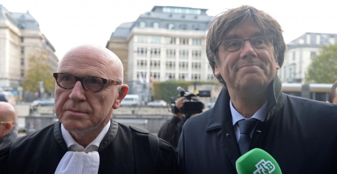 El expresidente de la Generalitat Carles Puigdemont entrando a los juzgados junto a su abogado, Paul Bekaert. / Reuters