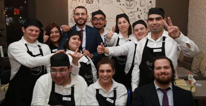 Foto de grupo de todos los trabajadores de la cafetería. - FACEBOOK DE AGONIST