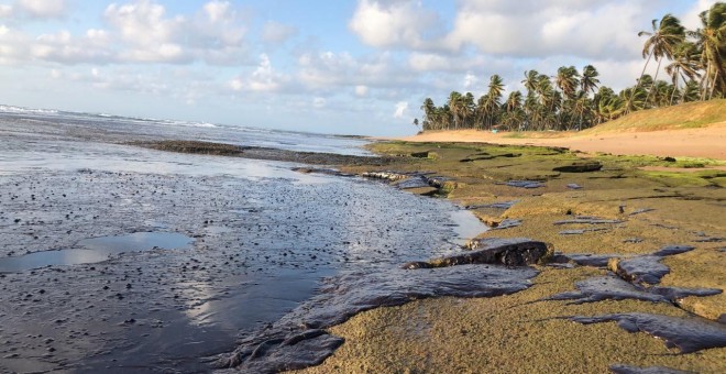 Praia do Forte (Bahía), invadida por el crudo./ INSTITUTO BIOMA 17/10/19.