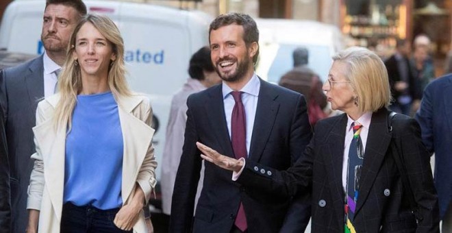 Rosa Díez, a la derecha de la imagen, en Barcelona con Pablo Casado y Cayetana Álvarez de Toledo.(MARTA PÉREZ | EFE)