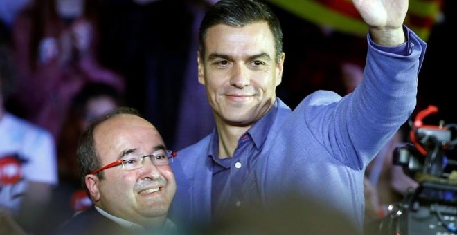 El presidente del Gobierno en funciones y candidato a la reelección por el PSOE, Pedro Sánchez, junto al líder del PSC, Miquel Iceta (i), durante el mitin final de campaña. /EFE