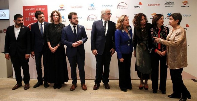 Las ministras Nadia Calviño, Margarita Robles y María Jesús Montero junto al presidente de Foment de Treball, Josep Sanchez Llibre, y al vicepresidente de la Generalitat, Pere Aragonés. /EFE