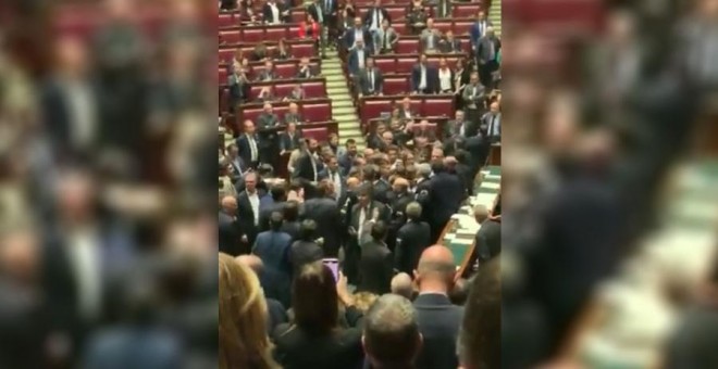 27/11/2019 - Cerca de 30 diputados se pelean en el Parlamento italiano. / CAPTURA - PATRIZIA PRESTIPINO