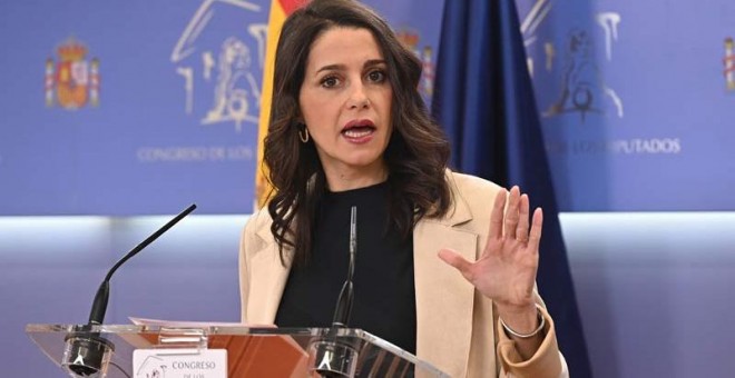 Inés Arrimadas explica en el Congreso de los Diputados su reunión con Pedro Sánchez. (FERNANDO VILLAR | EFE)