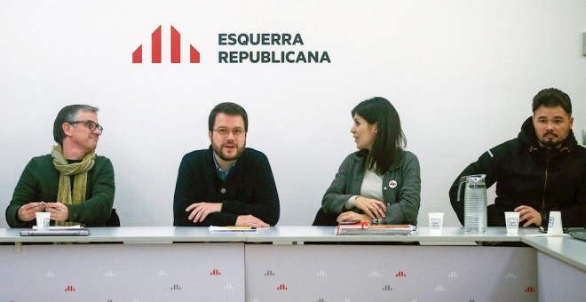 La secretaria general adjunta y portavoz de ERC, Marta Vilalta (2d), el presidente del Consell Nacional de los republicanos, Josep Maria Jové (i), el coordinador nacional del partido y vicepresidente de la Generalitat, Pere Aragonés (2i), y el portavoz en