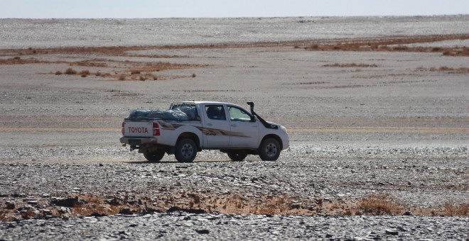 Un coche del Frente Polisario en el desierto del Sahara Occidental. JOSE CARMONA