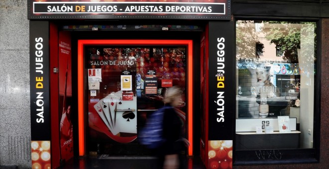 Una mujer pasea por delante de un local de juego. EFE/ Mariscal