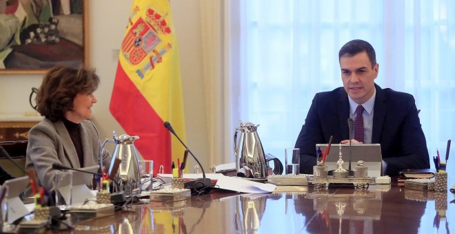 14/01/2020.- El presidente del Gobierno, Pedro Sánchez (i), conversa con la vicepresidenta primera, ministra de Presidencia y Relaciones con las Cortes, Carmen Calvo, al inicio del primer Consejo de Ministros, celebrado este martes en el Palacio de la Mon