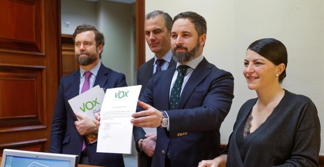 El presidente de Vox, Santiago Abascal, junto a los miembros de su grupo parlamentario Macarena Olona, Iván Espinosa de los Monteros y Francisco Javier Ortega Smith, presenta la inciativa en el registro del Congreso, este lunes. EFE/Emilio Naranjo