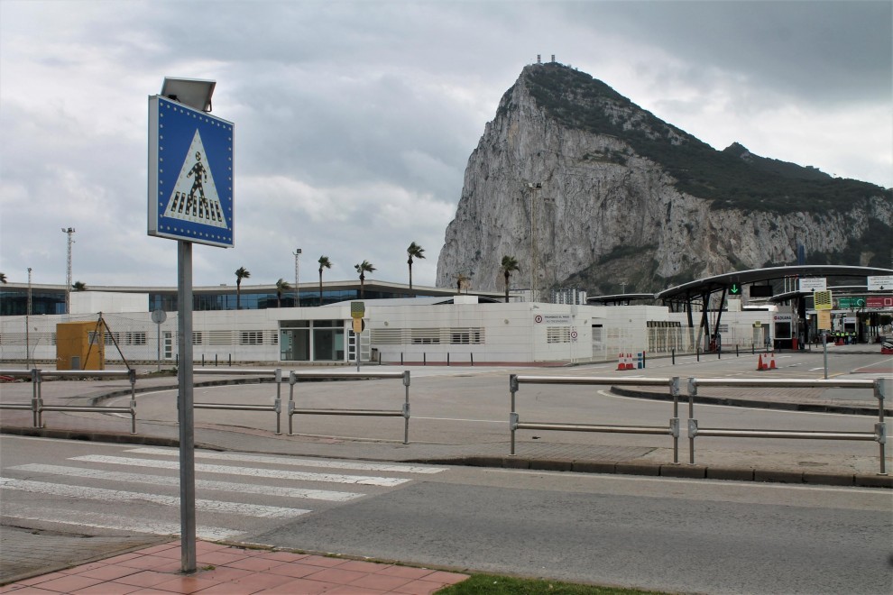 El paso fronterizo con Gibraltar, principal fábrica de La Línea, vacío tras el confinamiento decretado también en el Peñón. / ALFONSO TORRES