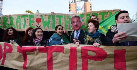 Activistas contra los tratados comerciales entre la UE y EEUU y Canadá (TTIP y CETA, respectivamente) posan junto a un Juncker ficticio frente a la sede de la Comisión Europea.