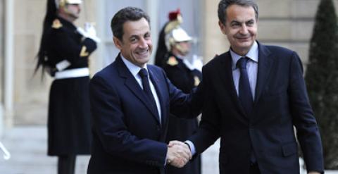 Zapatero y Sarkozy se saludan a la entrada de El Eliseo.- GONZALO FUENTES (REUTERS)