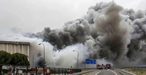 Incendio en la planta de Campofrío de Burgos. / EFE