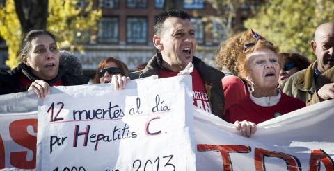 Participantes en la 27ª Marea Blanca en Madrid sostiene pancartas contra la desprotección de los enfermos de hepatitis C. -EFE