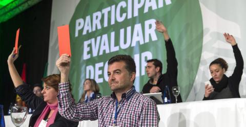 El coordinador de Izquierda Unida en Andalucía, Antonio Maillo (c), levanta una papeleta de voto durante la celebración hoy en Bormujos (Sevilla) de la I Asamblea de Balance para valorar la labor realizada como miembro del Gobierno y por parte de su grupo