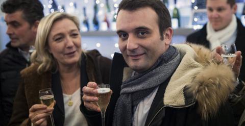 La presidenta del Frente Nacional francés, Marine Le Pen, junto a su número dos, Florian Philippot. /ETIENNE LAURENT (EFE)