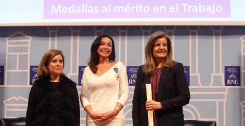 Esther Koplowitz, con la vicepresidenta Soraya Sáenz de Santamaría, y la ministra de Empleo, el pasado noviembre, en el acto de entrega de las medallas al Mérito en el Trabajo.